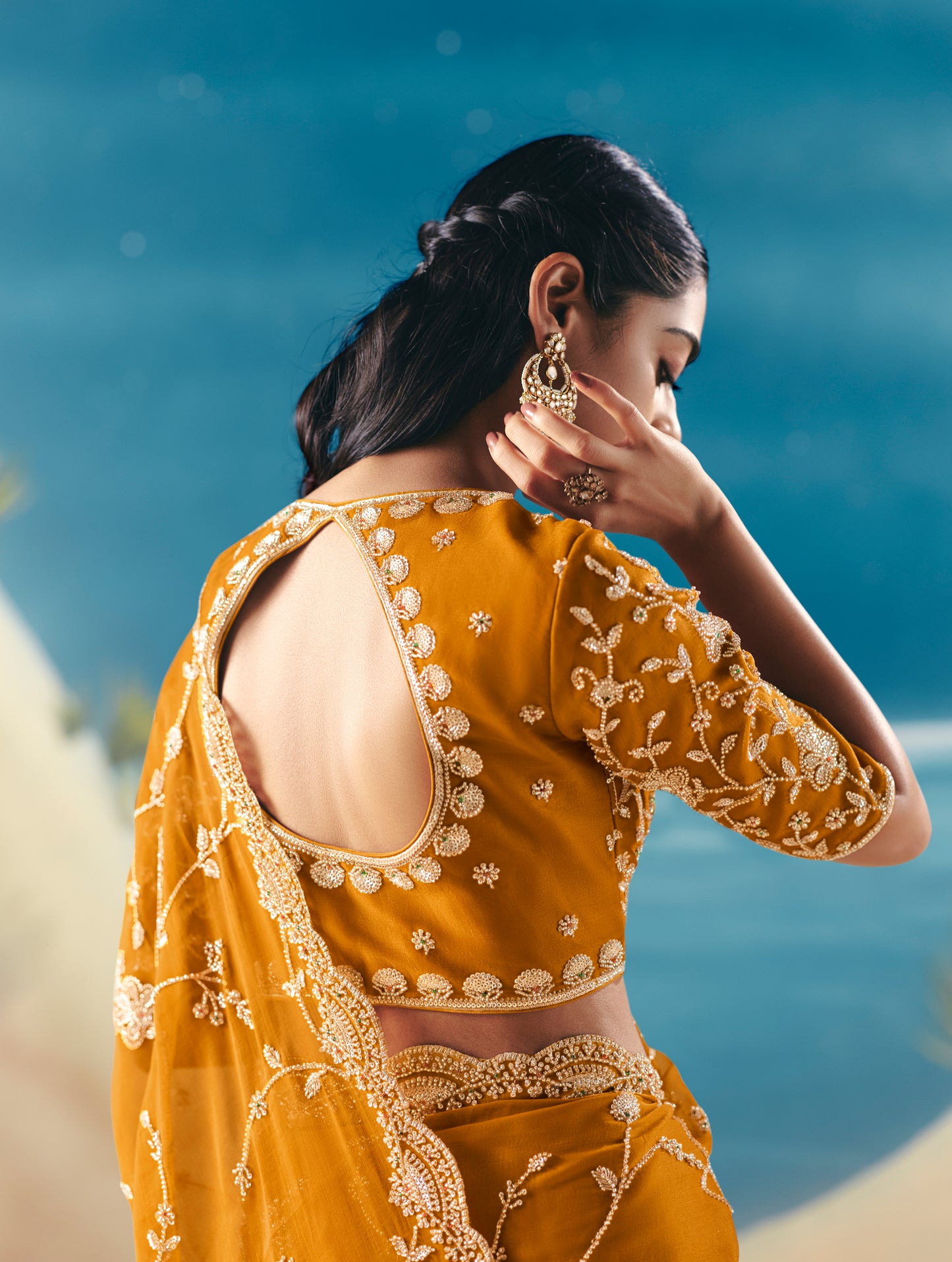 Sari jaune foncé aux broderies de sequins et pierres scintillantes COLLECTION ANVESHI