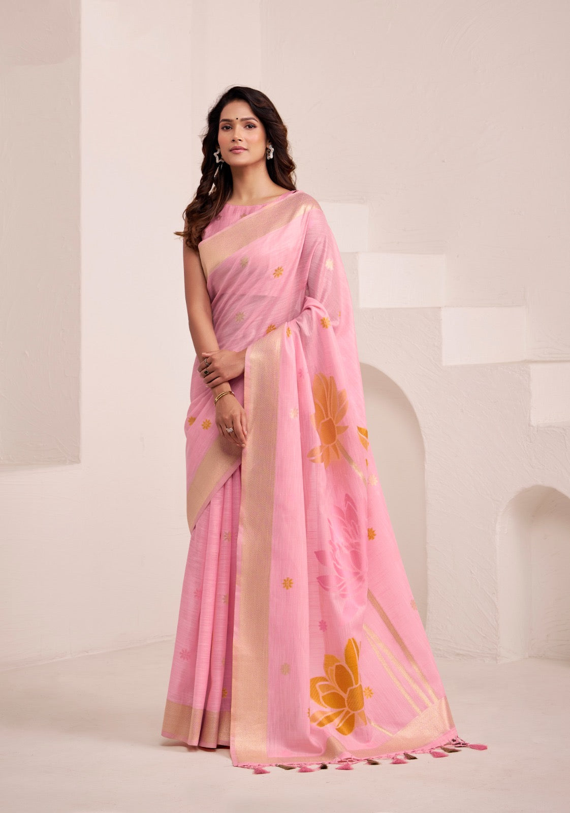Sari rose clair aux motifs romantiques de fleurs COLLECTION ISHITA