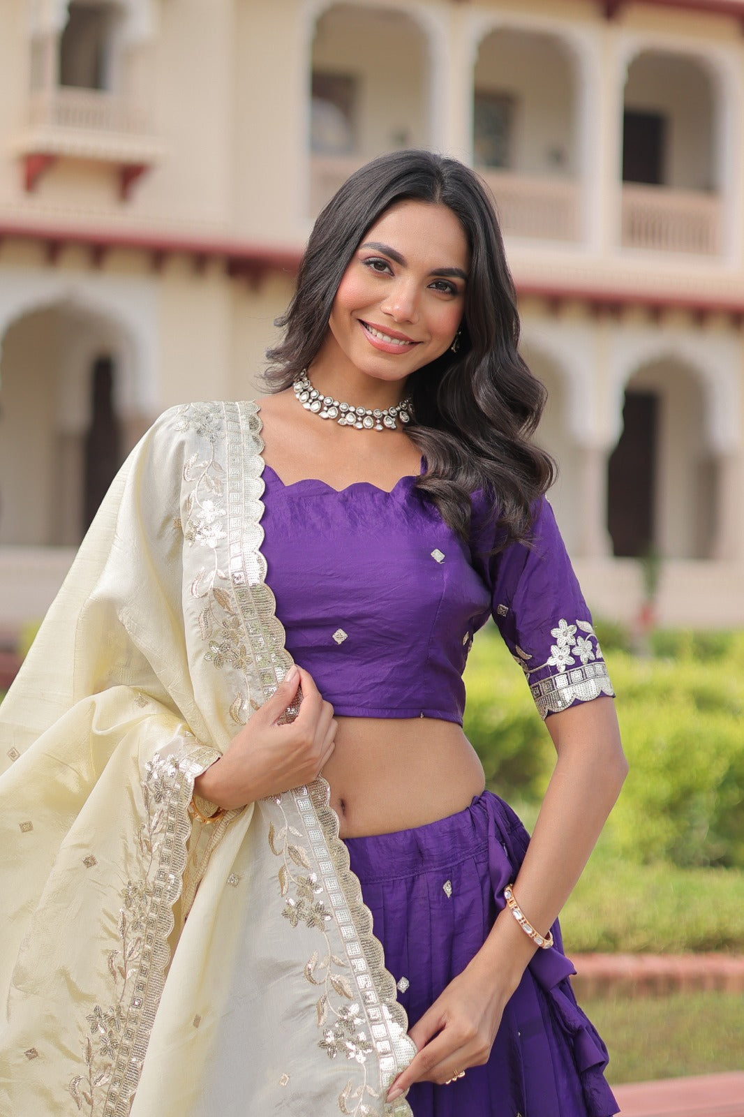 Lehenga violet foncé en Gold Crush avec dupatta crème et broderies de sequins COLLECTION HEMMA