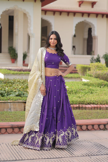 Lehenga violet foncé en Gold Crush avec dupatta crème et broderies de sequins COLLECTION HEMMA