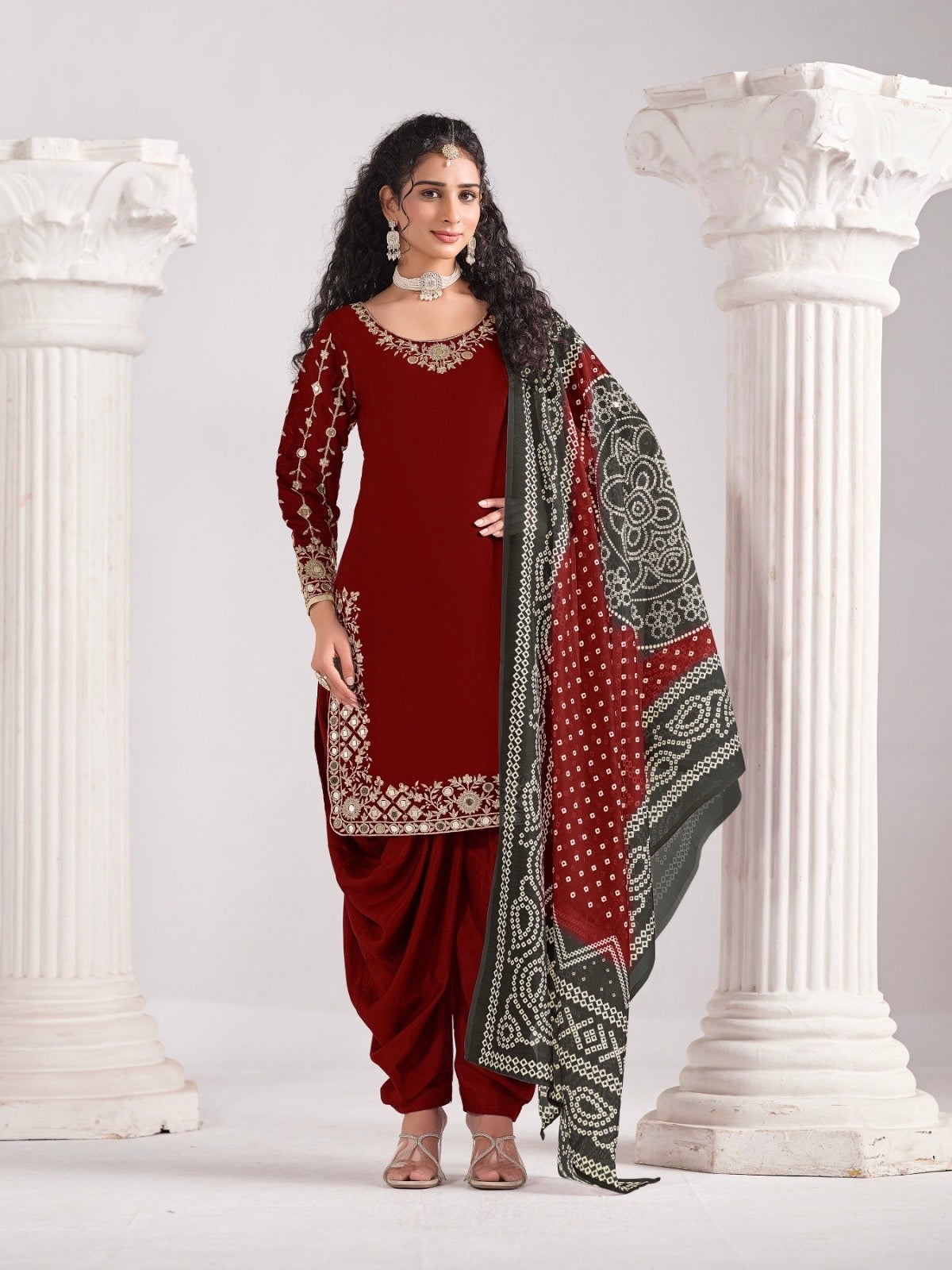 Salwar Suit rouge foncé aux détails dorés en soie chanderi COLLECTION MEHER