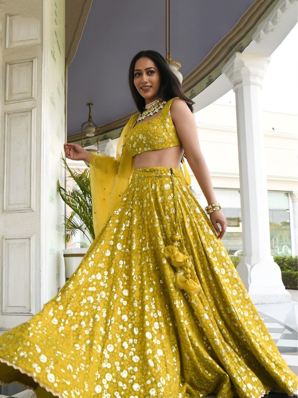 Lehenga vert olive clair en georgette léger avec travail traditionnel