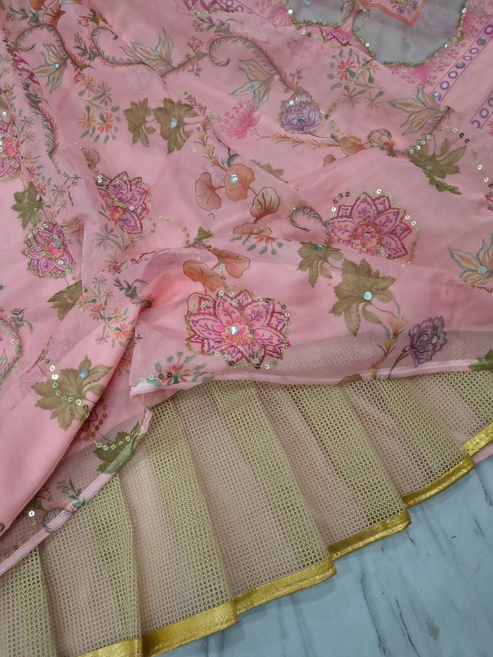 Lehenga rose clair romantique en soie avec broderies de fleurs et miroirs faits-main