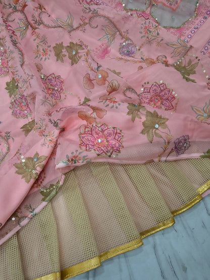 Lehenga rose clair romantique en soie avec broderies de fleurs et miroirs faits-main