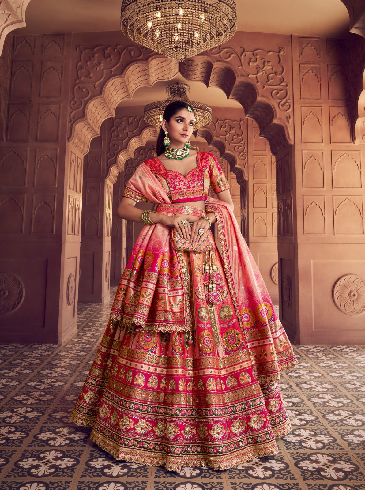 Lehenga de mariée rouge rose et pêche en soie Banarasi premium, broderies Swarovski, sequins,  avec ceinture et pochette COLLECTION AMYRA