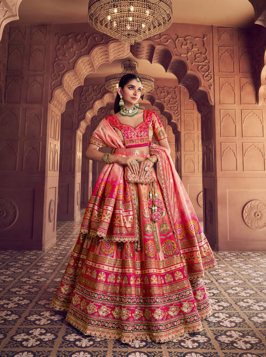 Lehenga de mariée rouge rose et pêche en soie Banarasi premium, broderies Swarovski, sequins,  avec ceinture et pochette COLLECTION AMYRA