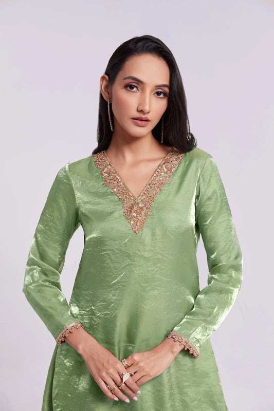 Pistaziengrüner Organza-Salwar-Anzug mit Handstickerei