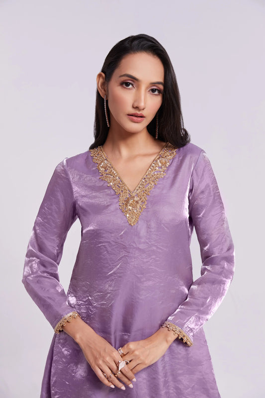 Salwar Anzug aus reinem lila Organza mit Handstickerei