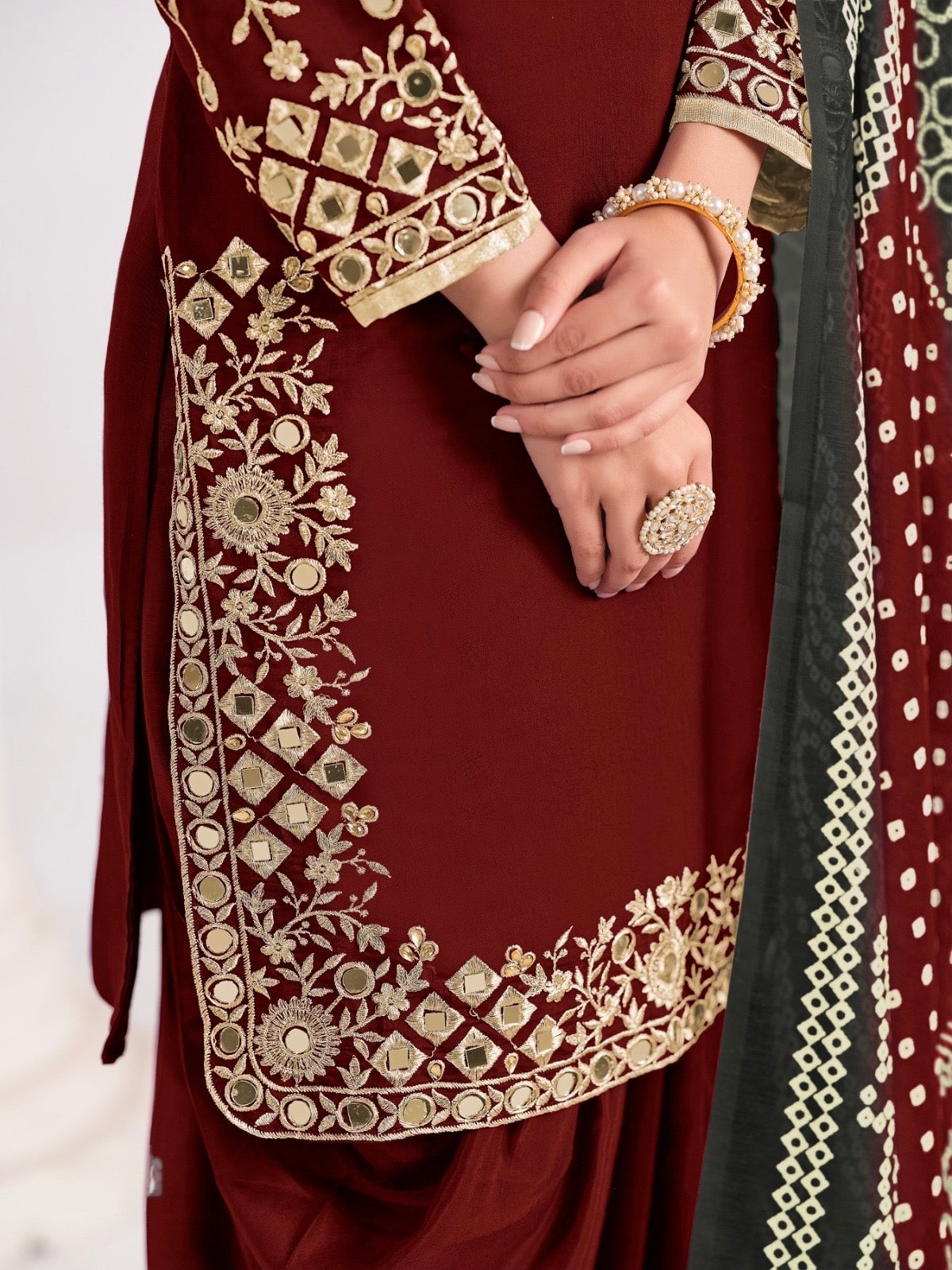 Salwar Suit rouge foncé aux détails dorés en soie chanderi COLLECTION MEHER