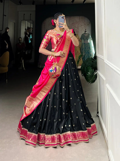 Lehenga Choli Paithani en Soie Jacquard Noire avec Tissage Zari