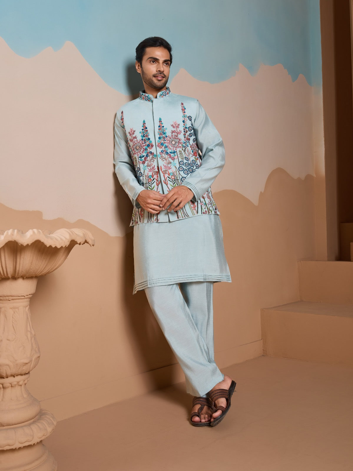 Ensemble Kurta Homme avec Veste Bleu Clair et broderies de fleurs romantiques COLLECTION ARVIN