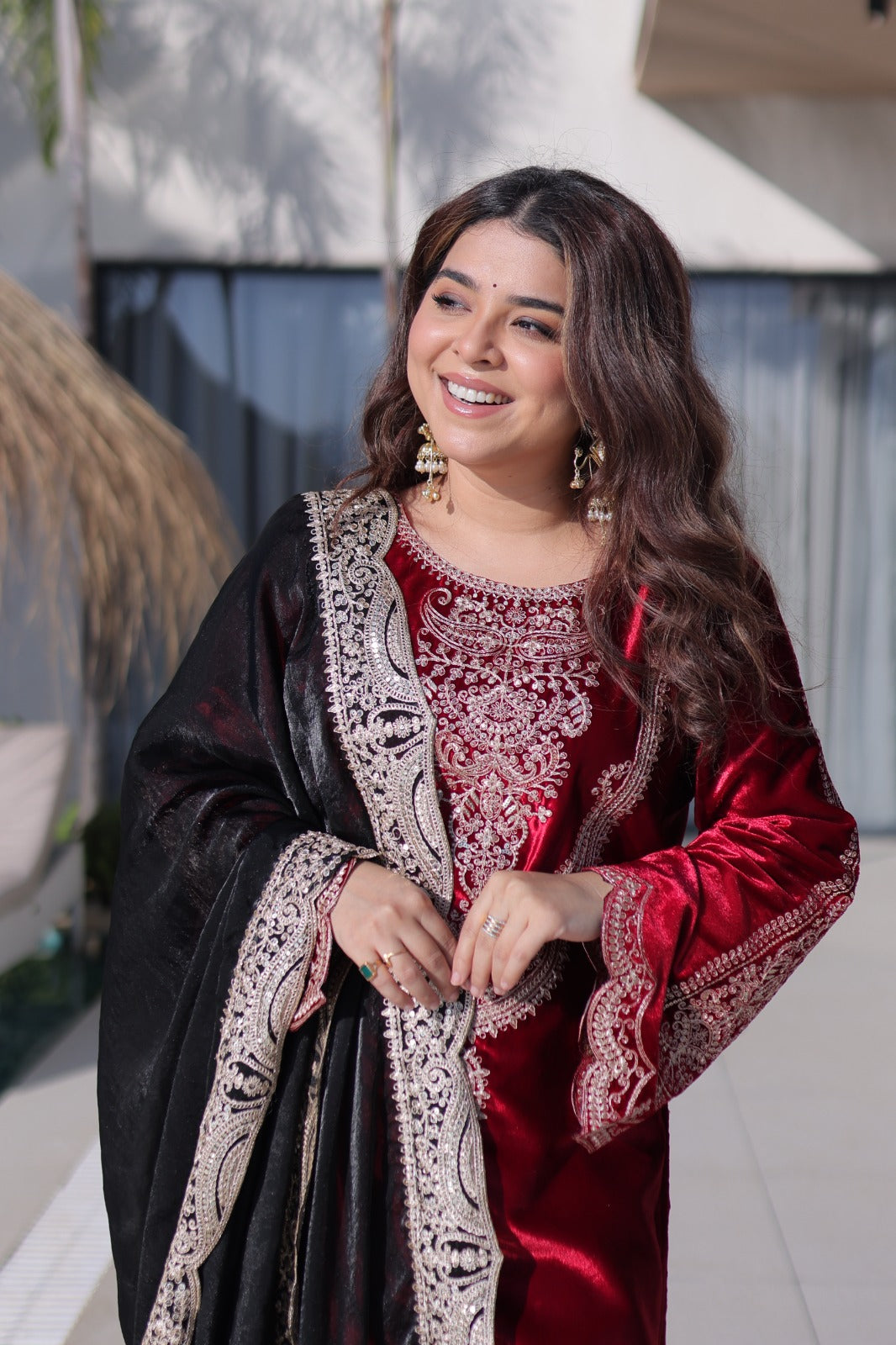 Ensemble Salwar rouge et noir en velours léger de qualité et broderies zari