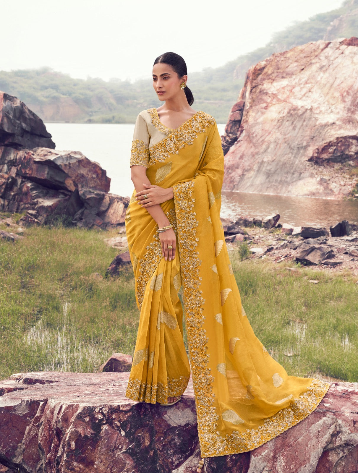 Sari jaune et beige clair en pure soie et jacquard  COLLECTION SAYAARAH