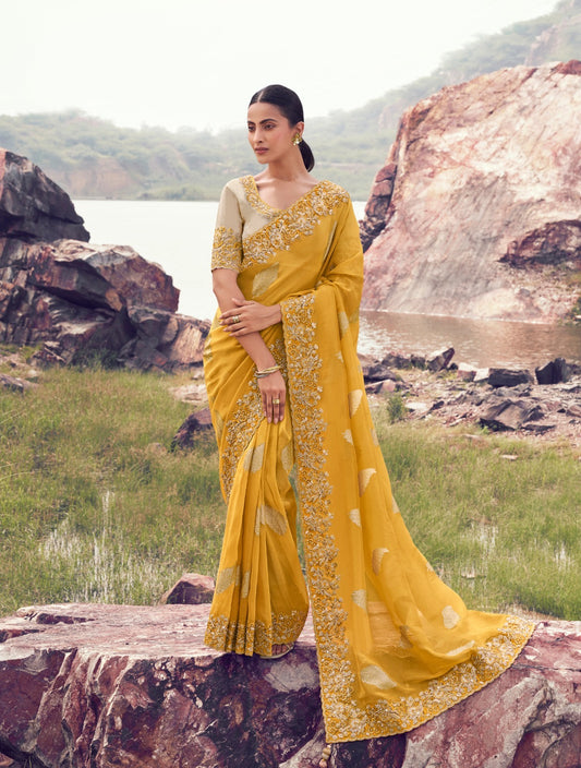 Sari jaune et beige clair en pure soie et jacquard  COLLECTION SAYAARAH