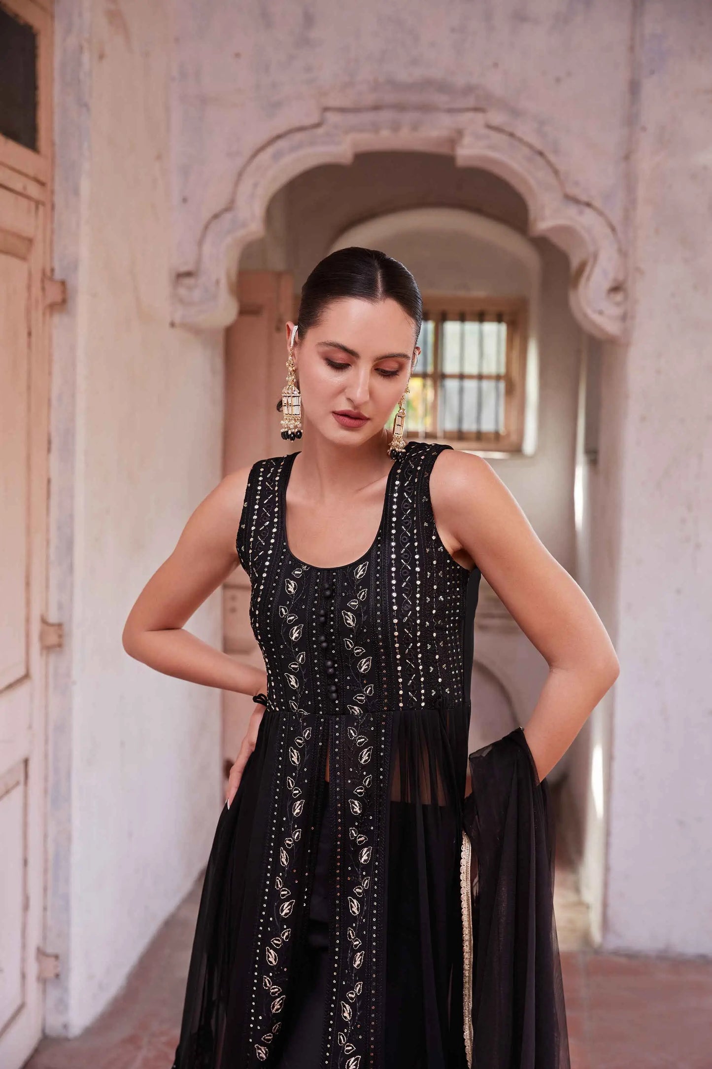 Schwarzer Salwar-Anzug mit Fadenstickerei und Pailletten mit Dupatta MADHURI COLLECTION