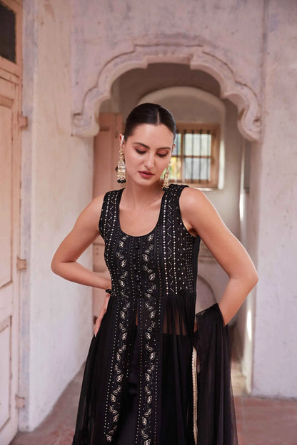 Schwarzer Salwar-Anzug mit Fadenstickerei und Pailletten mit Dupatta MADHURI COLLECTION