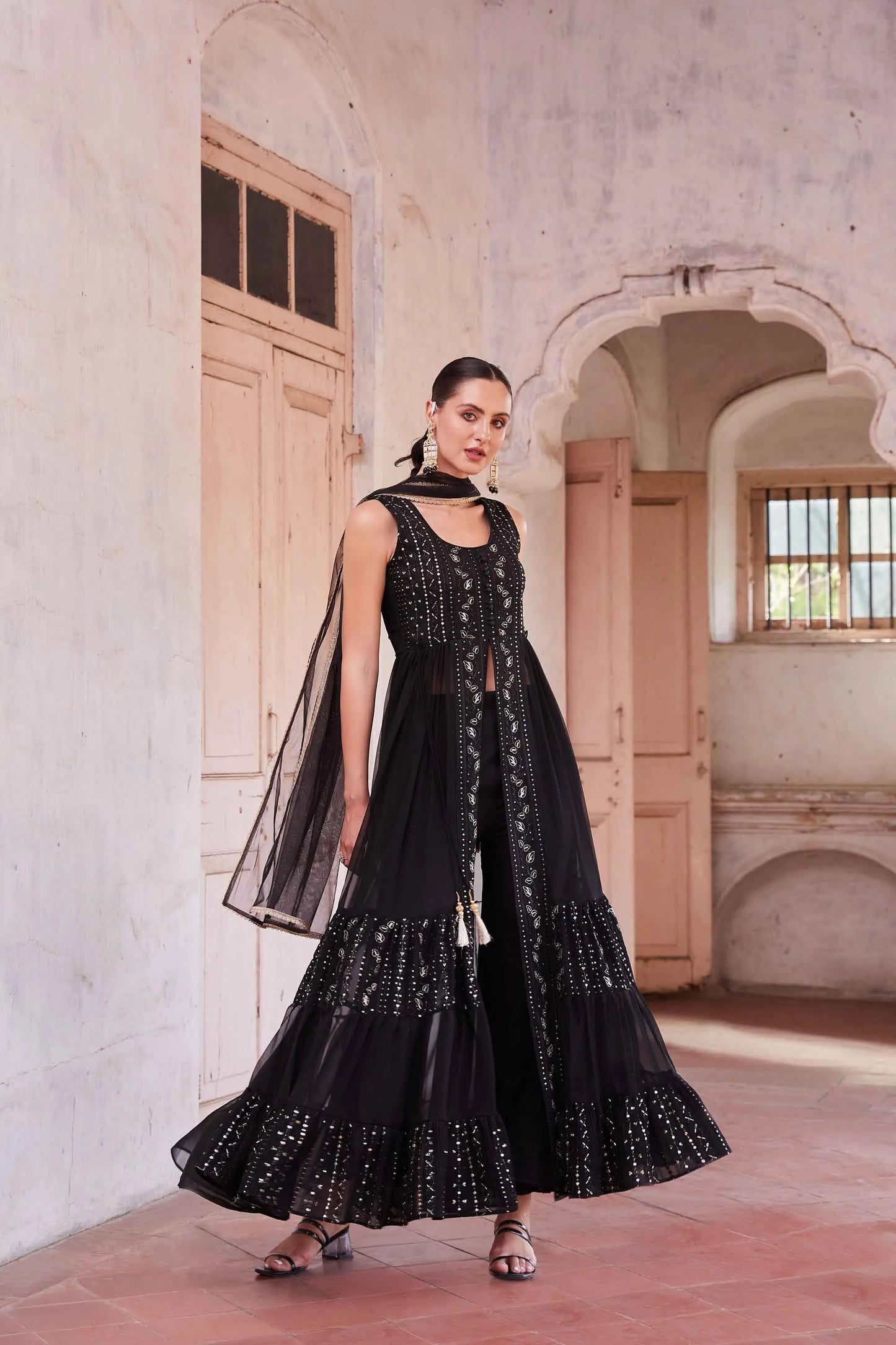 Schwarzer Salwar-Anzug mit Fadenstickerei und Pailletten mit Dupatta MADHURI COLLECTION