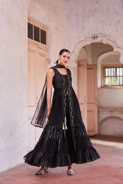 Schwarzer Salwar-Anzug mit Fadenstickerei und Pailletten mit Dupatta MADHURI COLLECTION