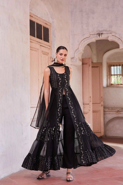 Schwarzer Salwar-Anzug mit Fadenstickerei und Pailletten mit Dupatta MADHURI COLLECTION