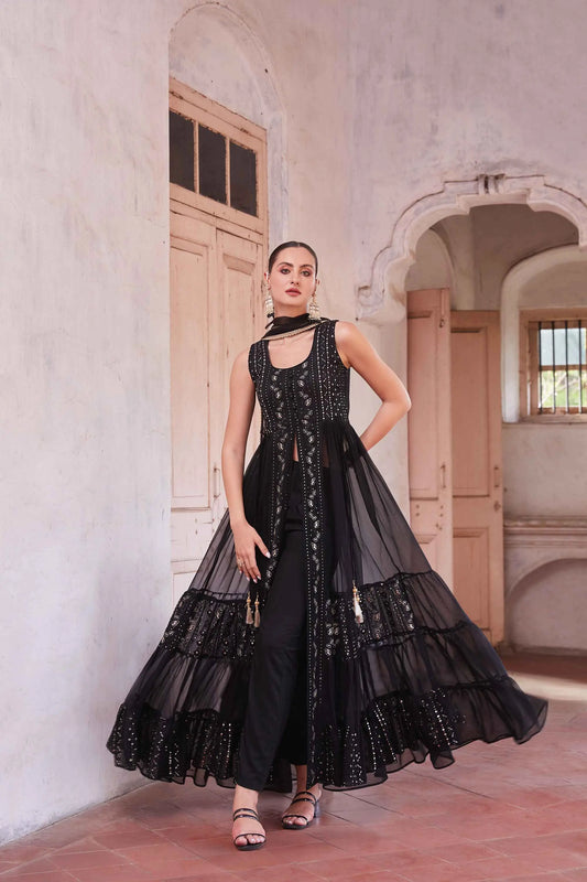 Schwarzer Salwar-Anzug mit Fadenstickerei und Pailletten mit Dupatta MADHURI COLLECTION