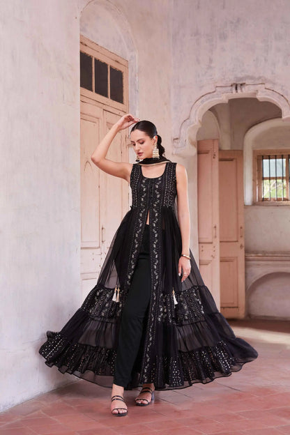 Schwarzer Salwar-Anzug mit Fadenstickerei und Pailletten mit Dupatta MADHURI COLLECTION