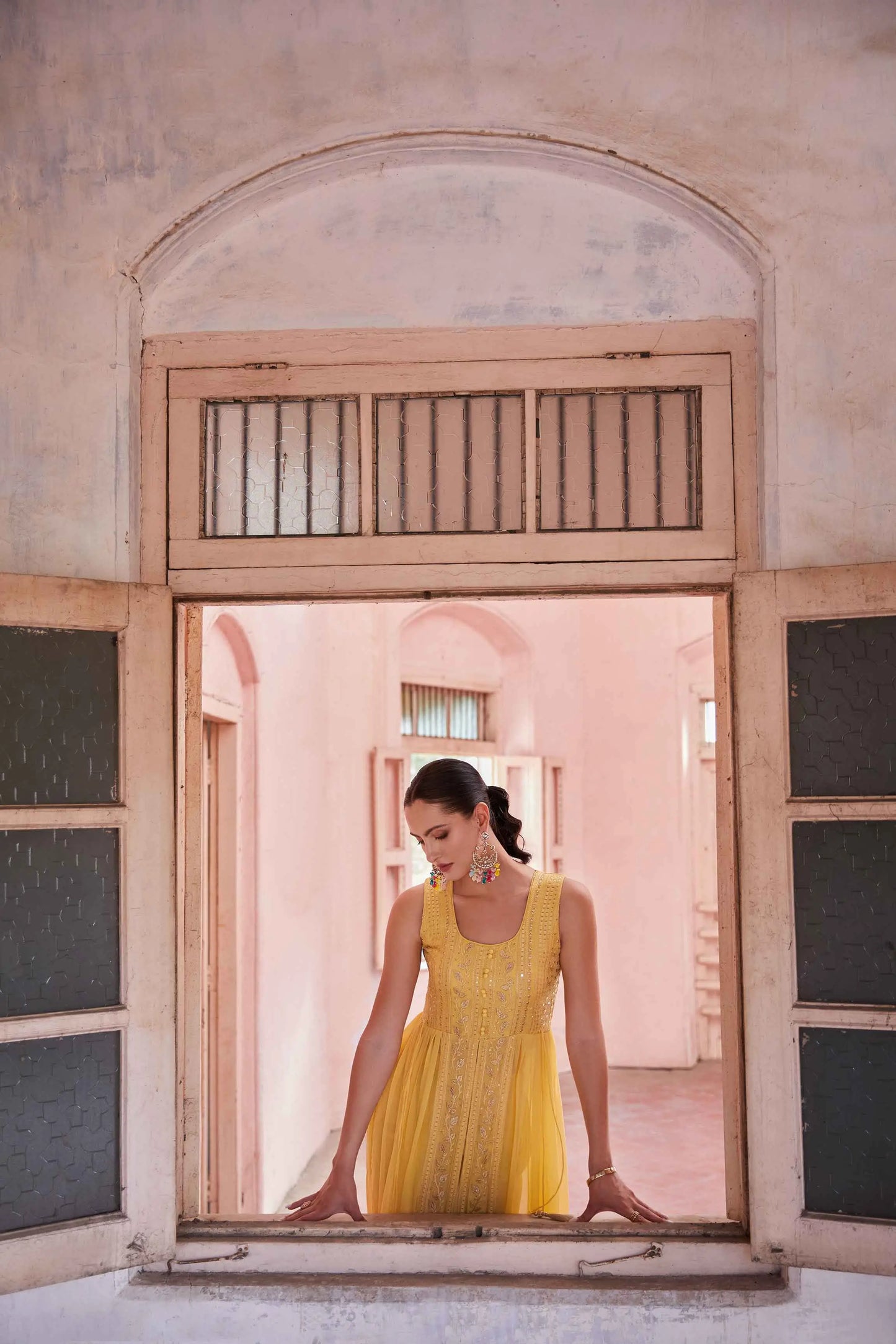 Gelber Salwar Anzug mit Dupatta, verziert mit Fadenstickerei und Pailletten MADHURI COLLECTION