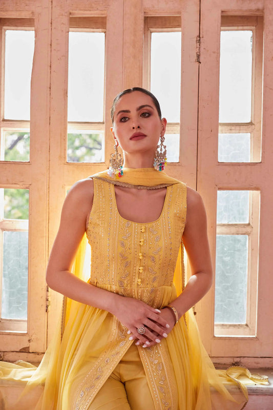 Gelber Salwar Anzug mit Dupatta, verziert mit Fadenstickerei und Pailletten MADHURI COLLECTION