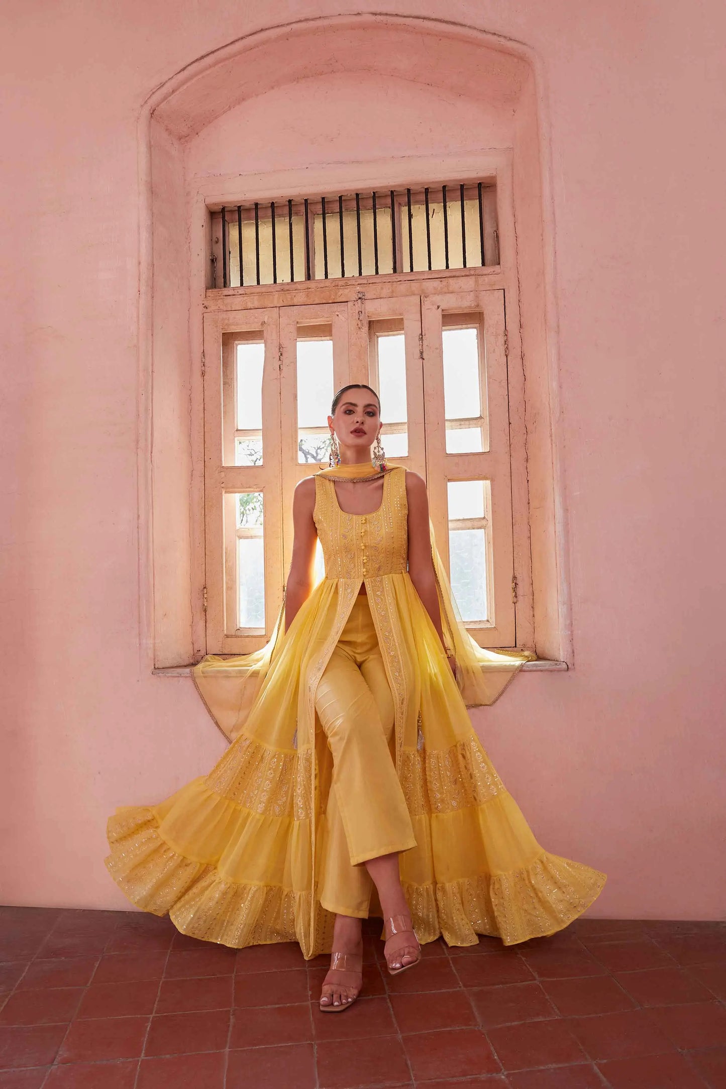 Gelber Salwar Anzug mit Dupatta, verziert mit Fadenstickerei und Pailletten MADHURI COLLECTION
