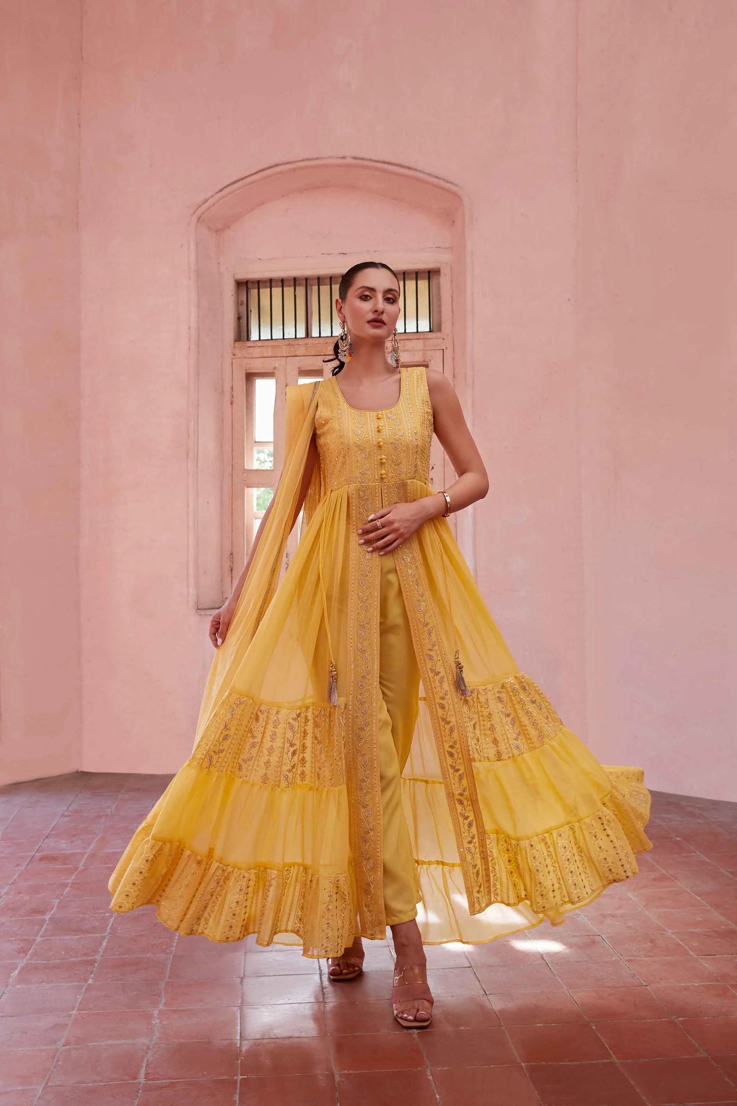 Gelber Salwar Anzug mit Dupatta, verziert mit Fadenstickerei und Pailletten MADHURI COLLECTION