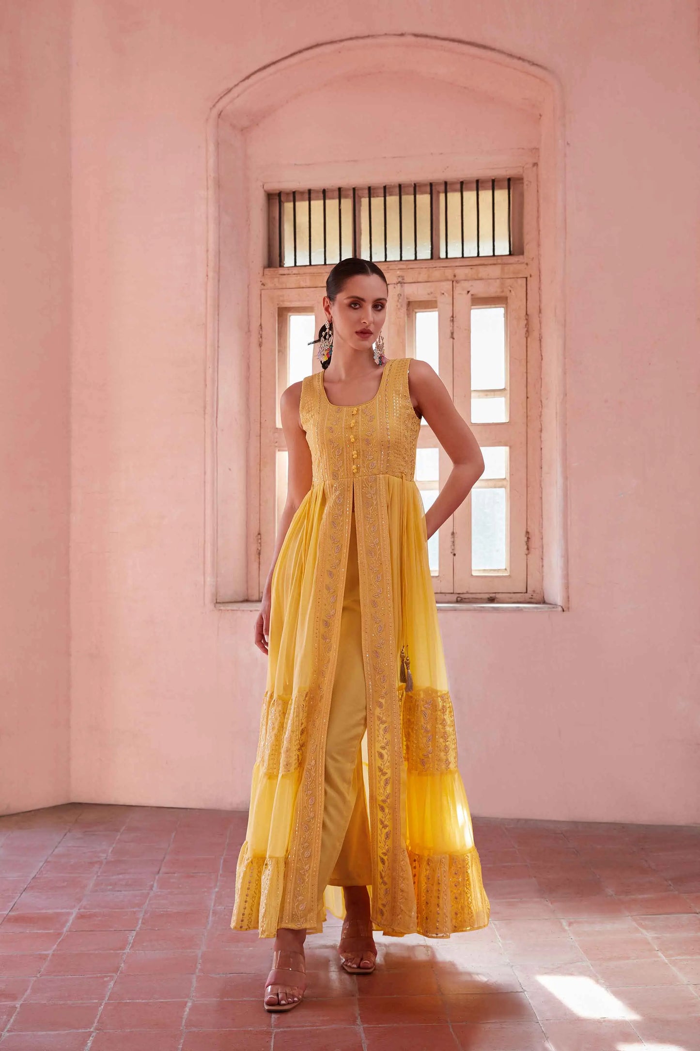 Gelber Salwar Anzug mit Dupatta, verziert mit Fadenstickerei und Pailletten MADHURI COLLECTION