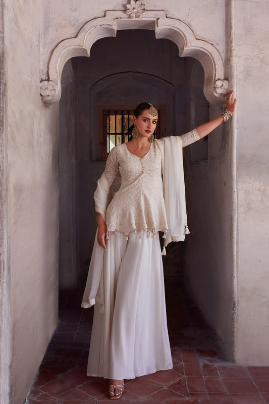 Sharara-Set: cremefarbene Georgette-Bluse mit Fadenstickerei und Pailletten, begleitet von einem Dupatta ANAYA COLLECTION