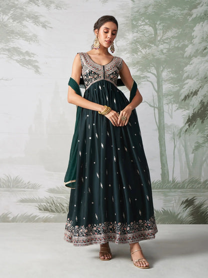 Robe Anarkali en georgette vert sarcelle foncé, brodée de fils multicolores, avec dupatta