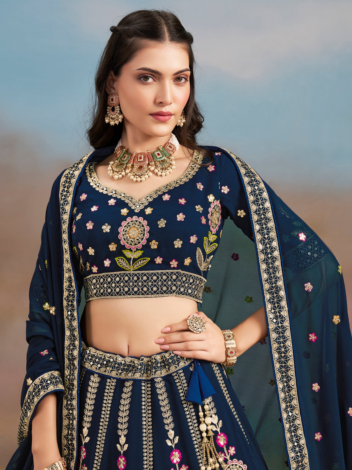 Rosa 3-teiliges Lehenga-Jacken-Set (Koti) mit Stickdetails