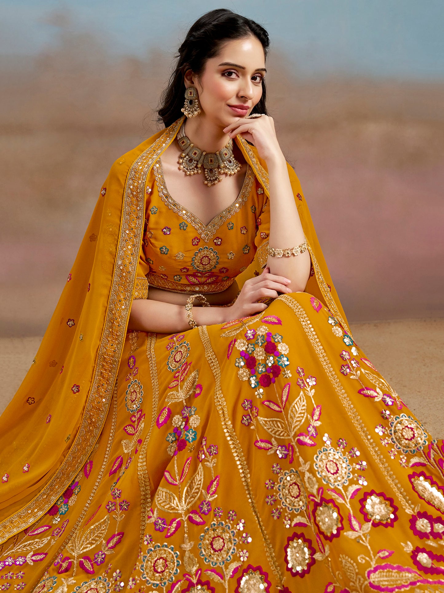 Rosa 3-teiliges Lehenga-Jacken-Set (Koti) mit Stickdetails
