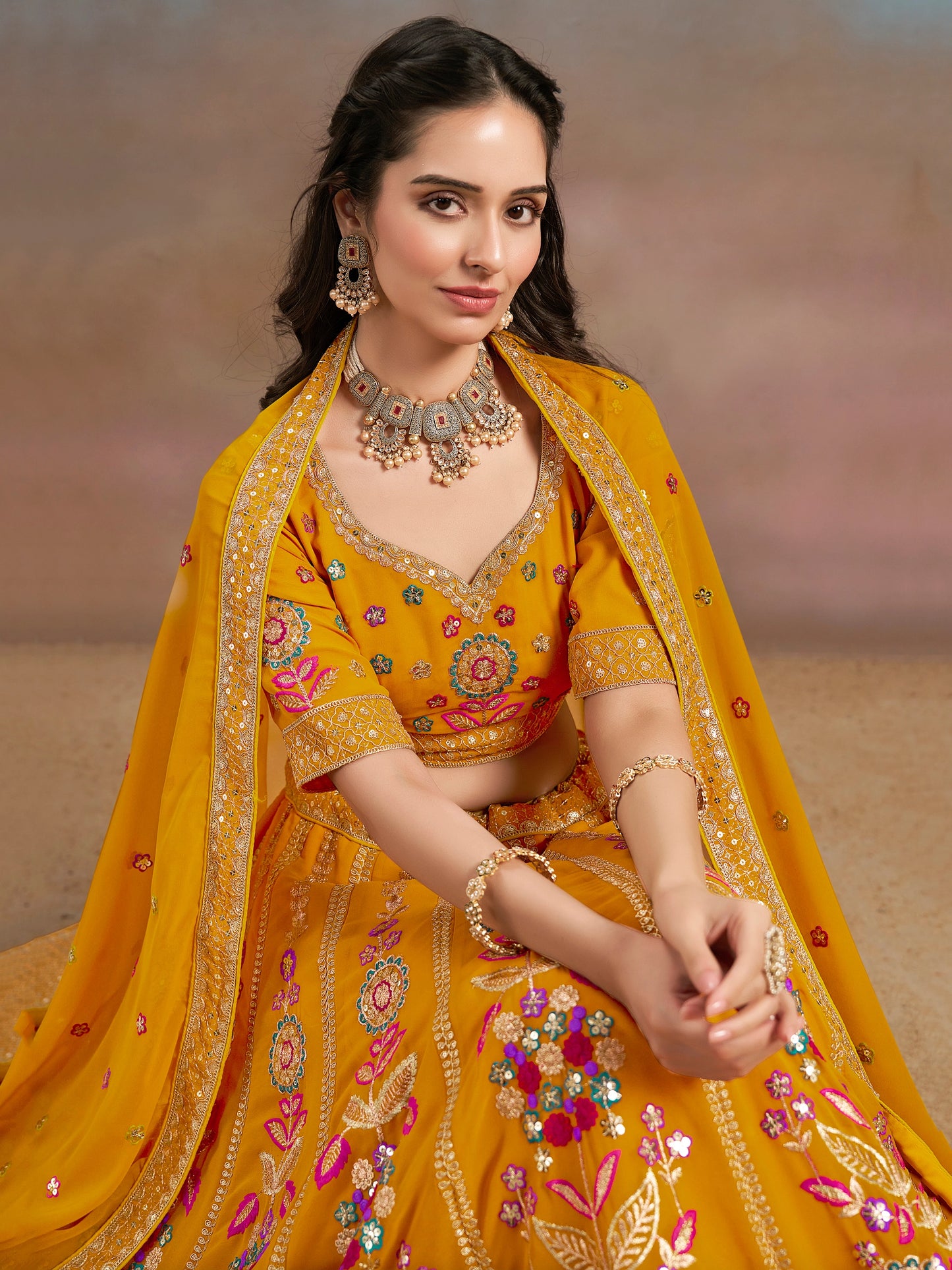 Rosa 3-teiliges Lehenga-Jacken-Set (Koti) mit Stickdetails