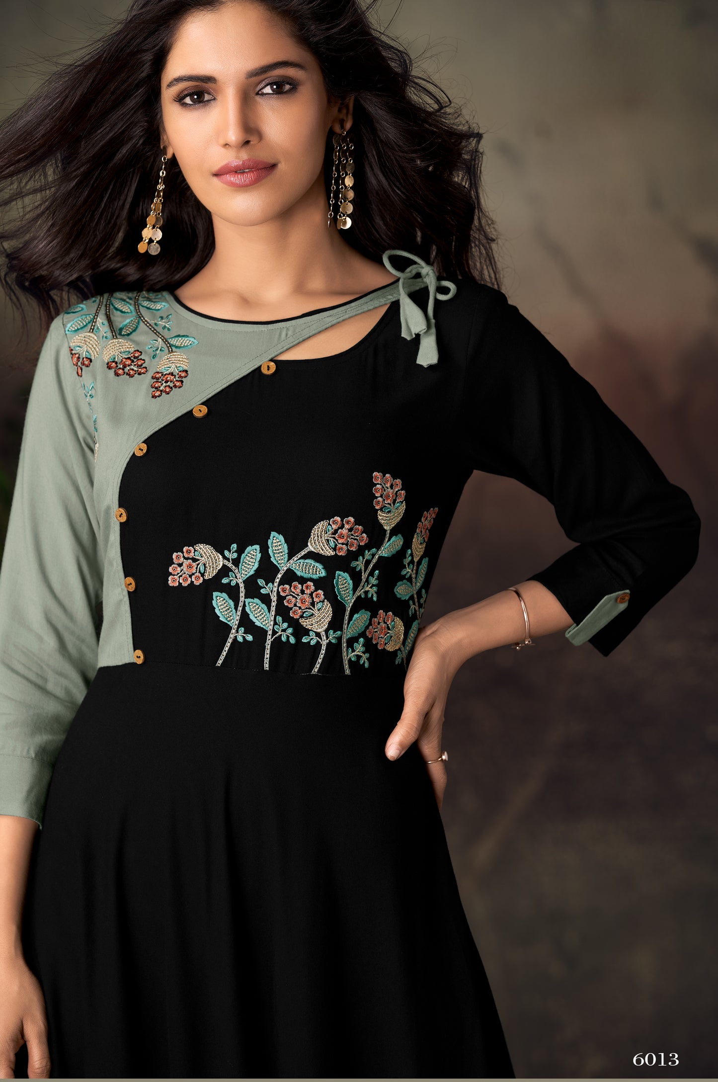 Langes Kurta-Oberteil aus Viskose in Schwarz und Salbeigrün mit Details