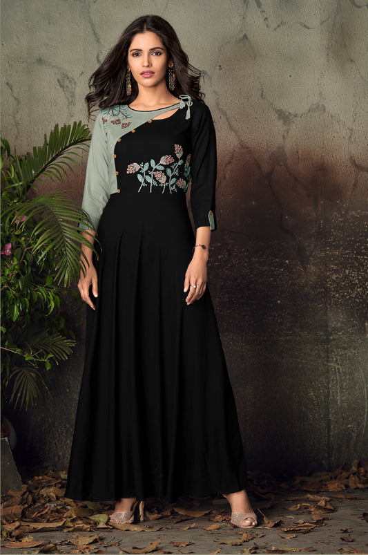 Langes Kurta-Oberteil aus Viskose in Schwarz und Salbeigrün mit Details