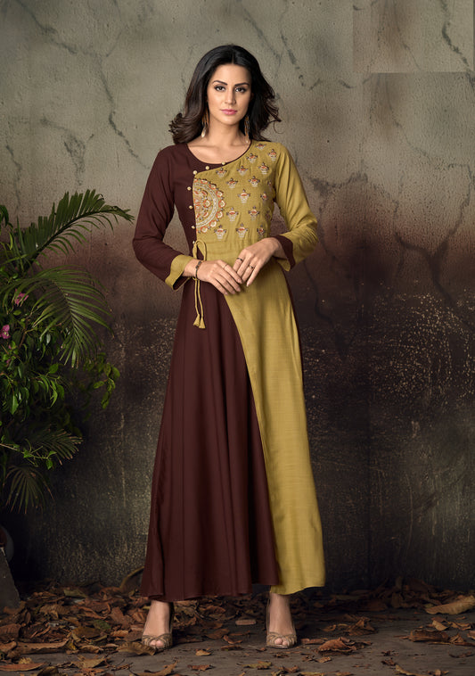 Langes Kleid im Kurta-Stil in Antikgelb und Dunkelbraun mit Details