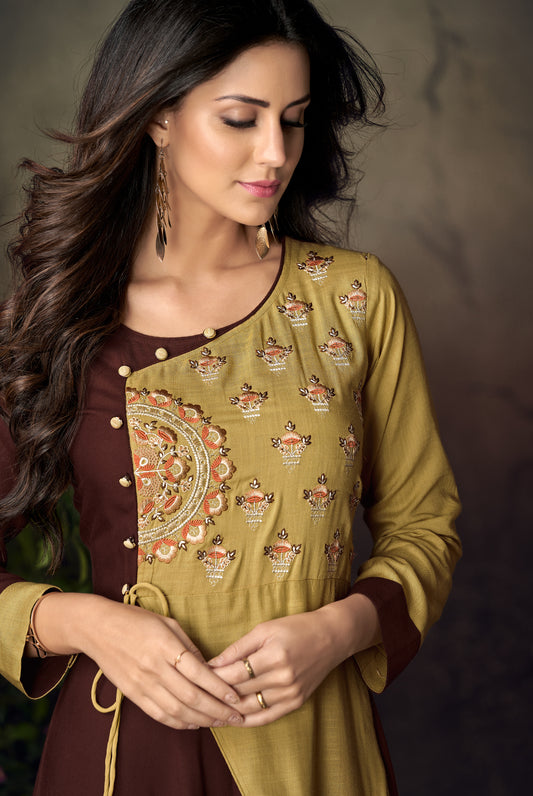 Langes Kleid im Kurta-Stil in Antikgelb und Dunkelbraun mit Details