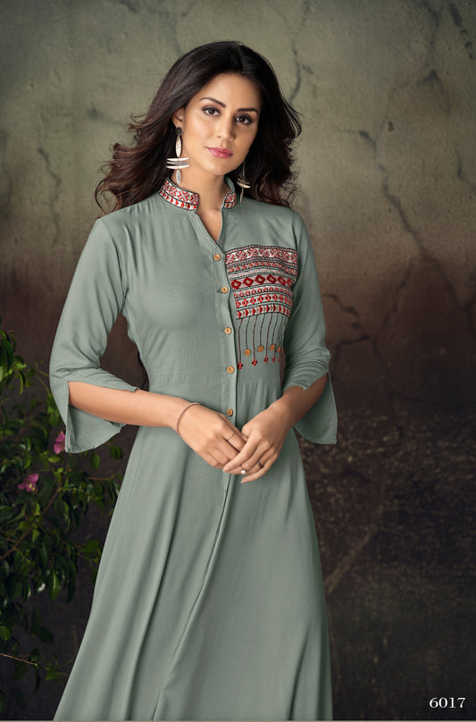 Wassergrünes langes Kurta-Oberteil im Kleidstil aus Viskose mit Details