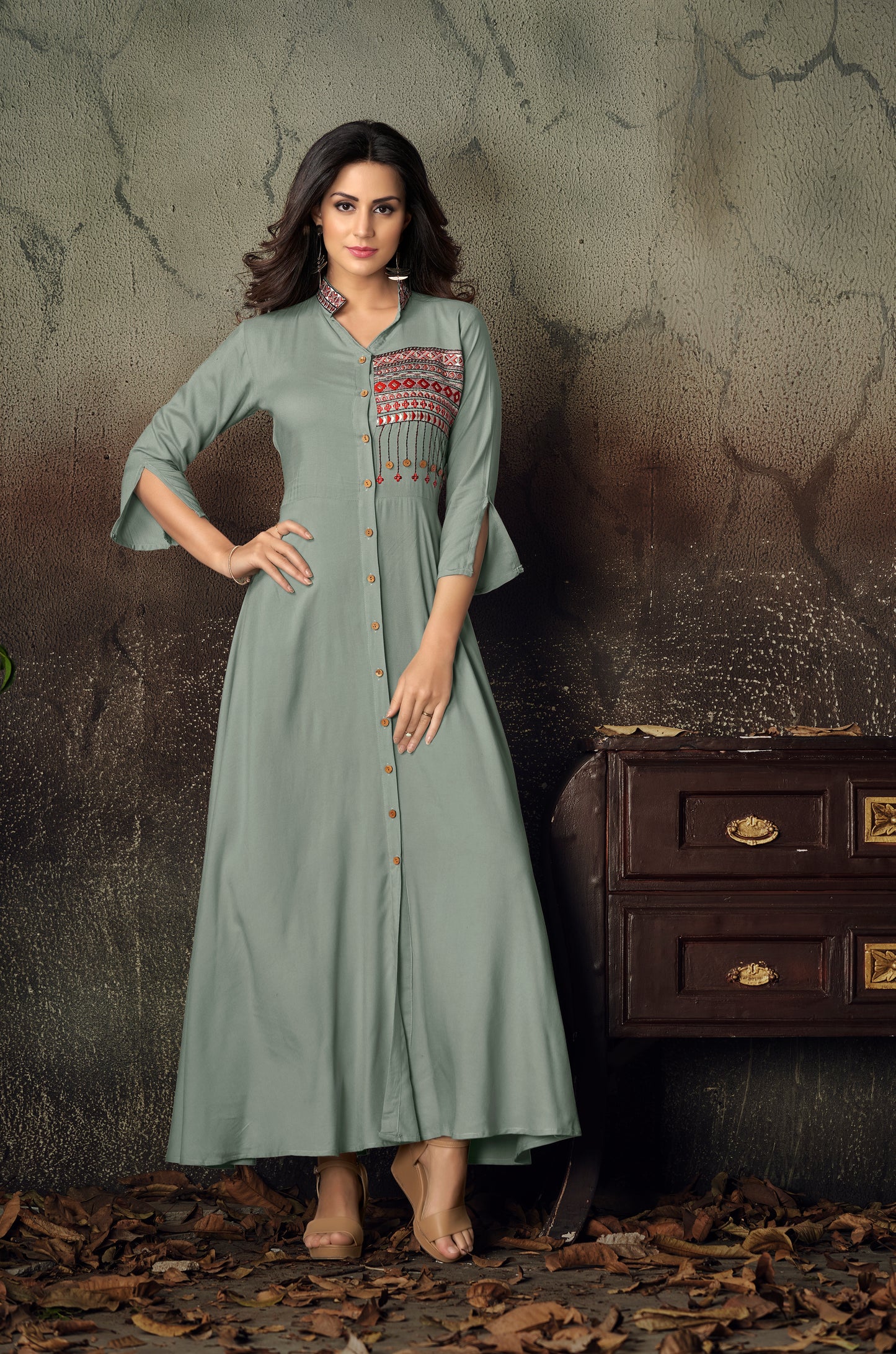 Wassergrünes langes Kurta-Oberteil im Kleidstil aus Viskose mit Details