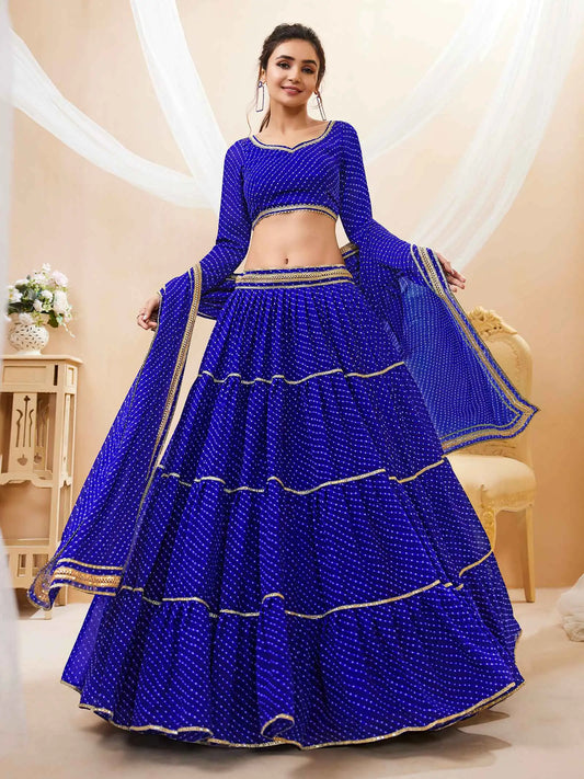 Lehenga bleu en georgette avec imprimé Leheriya et travail de dentelle sur toute la surface