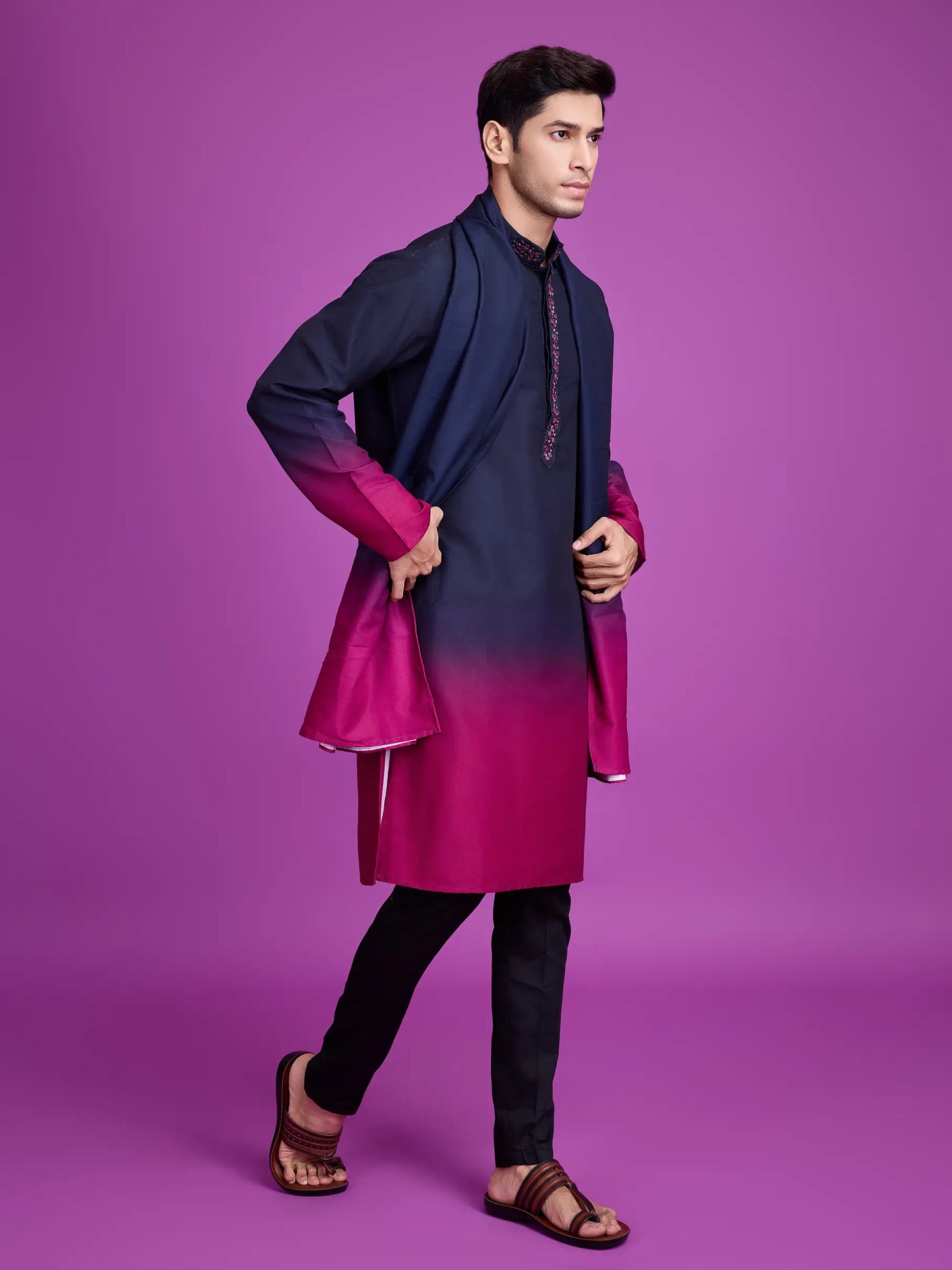 Zweifarbiges Kurta aus Viskose in Marineblau und Rosa mit Spiegeldetails