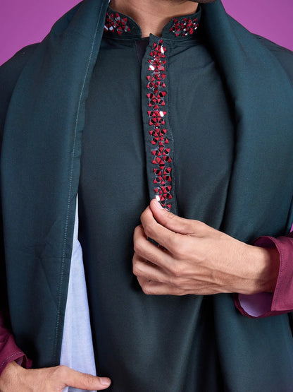 Grünes und burgunderfarbenes Viskose-Kurta mit Handspiegelarbeit