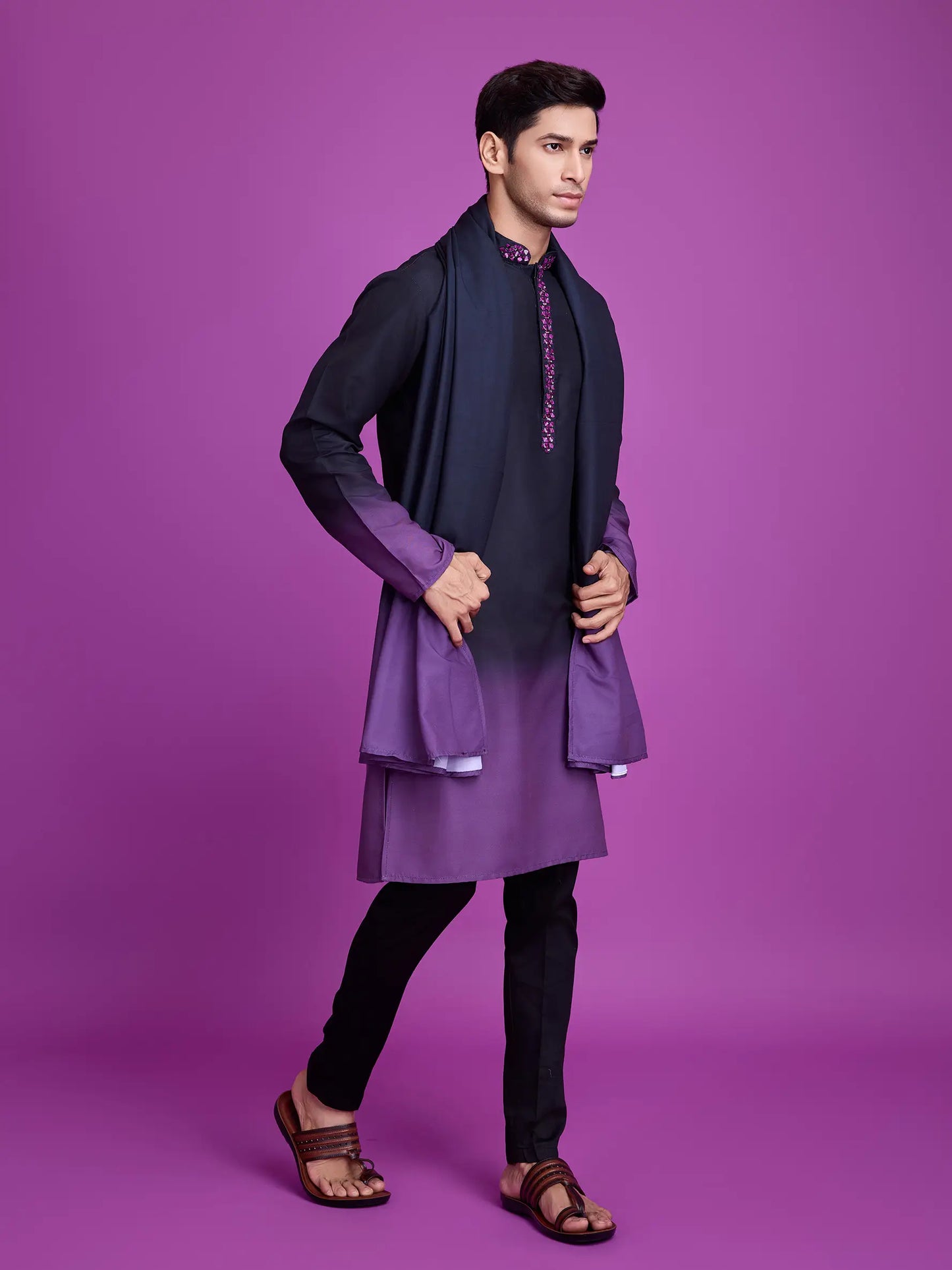 Schwarz-violette Kurta aus Viskose mit Handspiegelarbeit