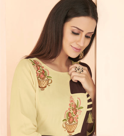 Langes Kurta-Oberteil im Kleidstil aus Viskose in Beige und Dunkelbraun mit Details