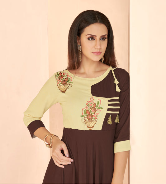 Langes Kurta-Oberteil im Kleidstil aus Viskose in Beige und Dunkelbraun mit Details