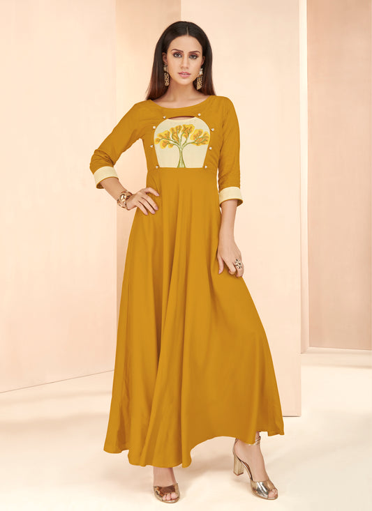 Gelbes langes Kurta-Oberteil im Rayon-Kleid-Stil mit Details