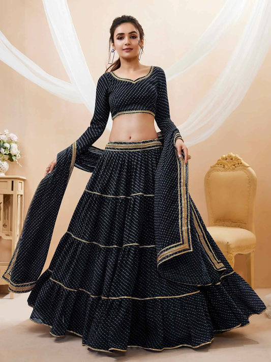 Lehenga noir en georgette avec imprimé Leheriya et travail de dentelle sur toute la surface