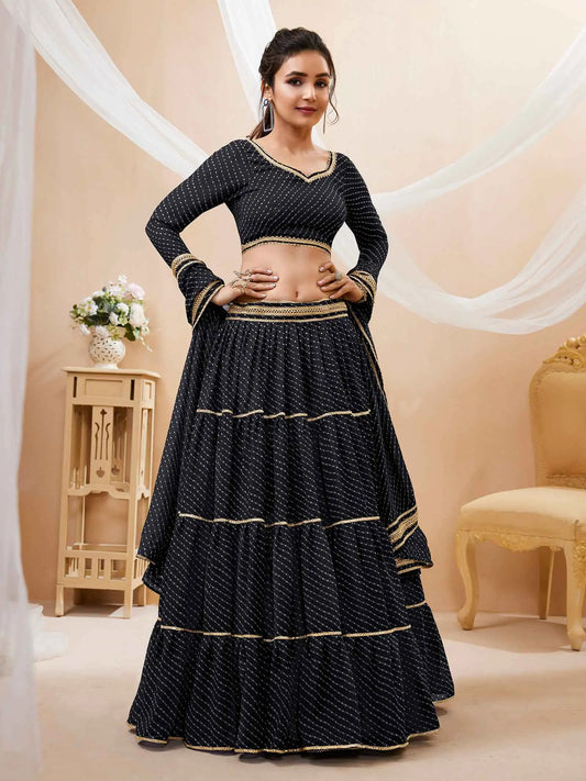 Lehenga noir en georgette avec imprimé Leheriya et travail de dentelle sur toute la surface